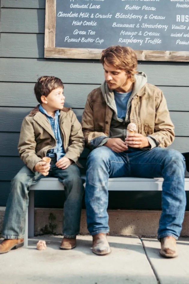 Kayce Dutton (Luke Grimes) et son fils Tate (Brecken Merrill)